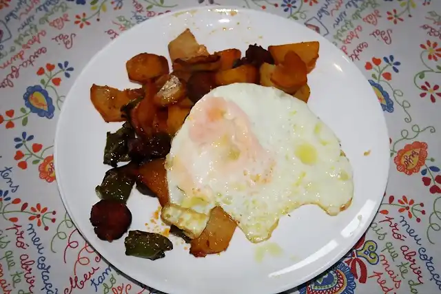 Huevo frito con patatas pimiento y morcilla