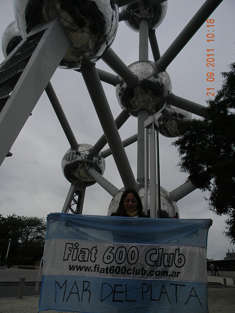 Fiat 600 club en el Atomiun, Bruselas