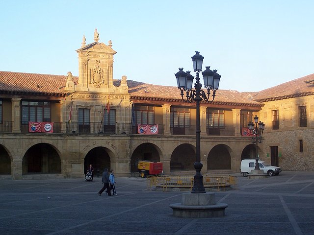 Ayuntamiento de Sto.Domingo en la Plaza Mayor