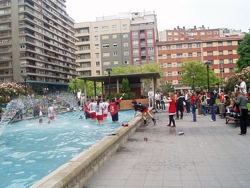 Celebracion en la fuente lo mejorr