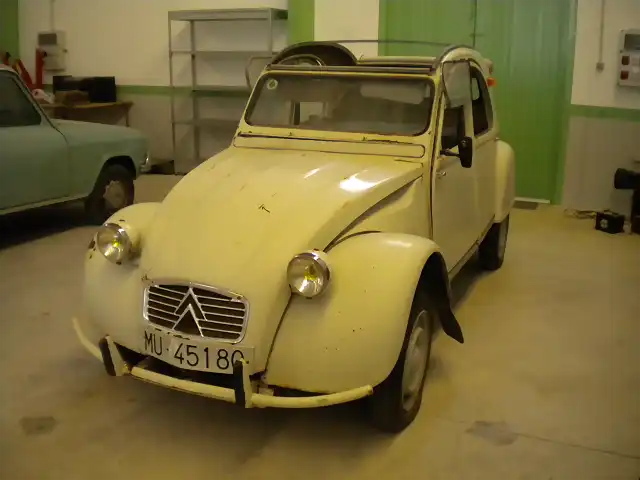 citroen 2 cv esperando para restauracion