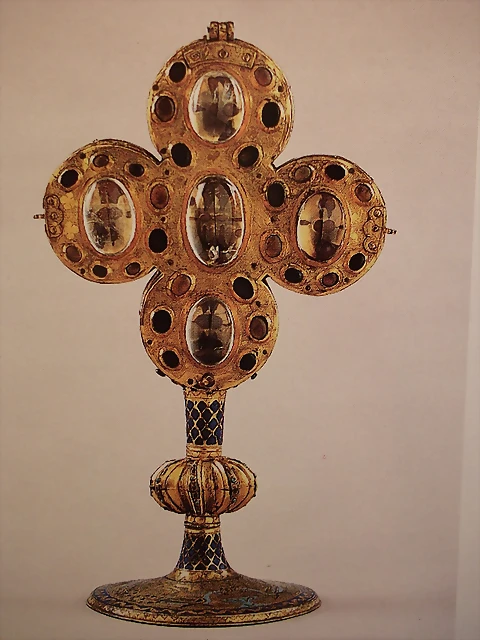Relicario de S. Francisco de As?s, 1240-1245, posible de Limoges. Mus?e du Louvre Relicario de S. Francisco de As?s, 1240-1245, posible de Limoges. Mus?e du Louvre