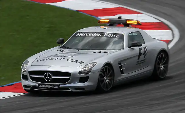 1024px-Safety_Car_2010_Malaysia_4