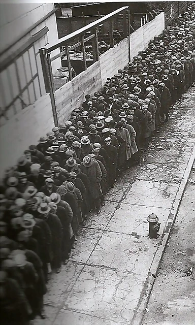 Largas colas de desempleados en una imagen de 1930. El crash de