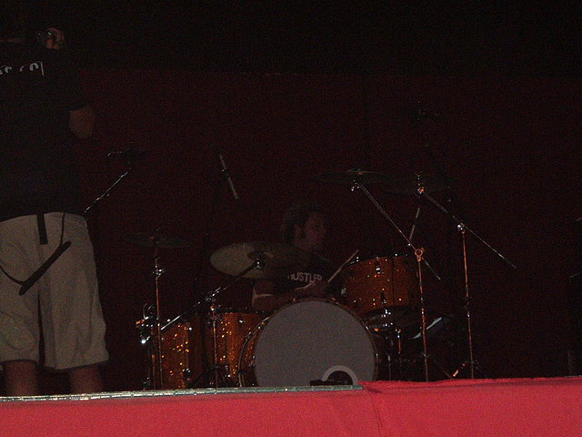 Carlos tocando la batera antes del concierto