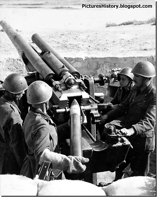 Italian-soldiers-fire-102mm-gun-north-africa