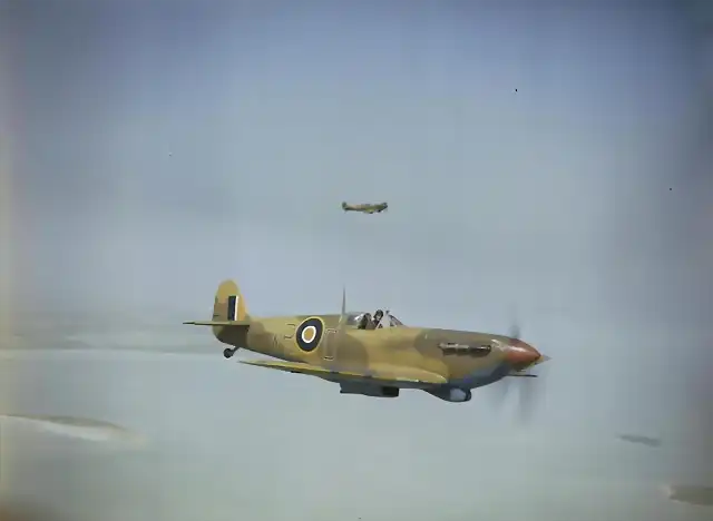 Spitfire_VBs_40_Sqn_SAAF_over_Tunisia_1943