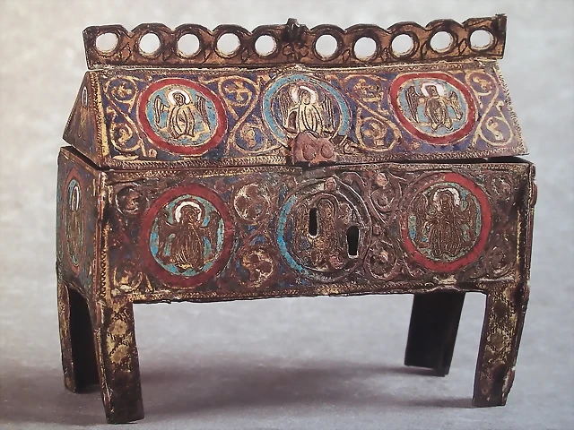 arqueta relicario, segundo tercio del siglo XIII,Limoges. Museo de la catedral de Orense arqueta relicario, segundo tercio del siglo XIII,Limoges. Museo de la catedral de Orense