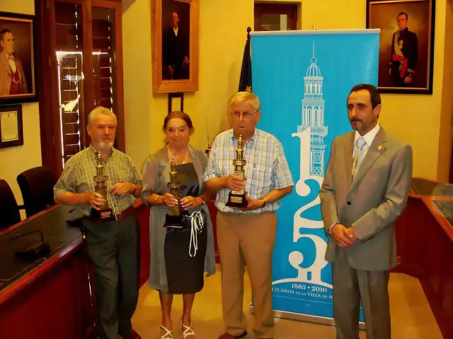 Pte. AFA El Campillo-Manuel Romero-recibe la estatuilla de Nerva-07.08.09-Fot.J.Ch.Q