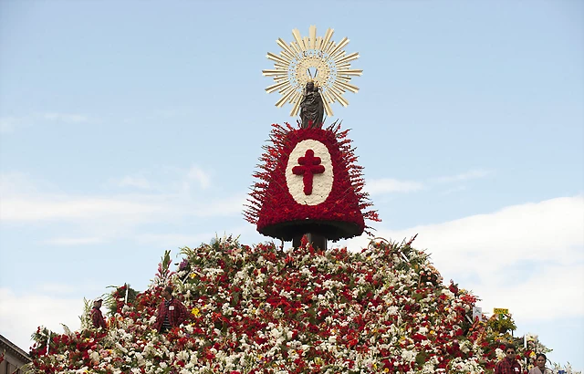 Manto de flores 2012-rojo Manto de flores 2012-rojo