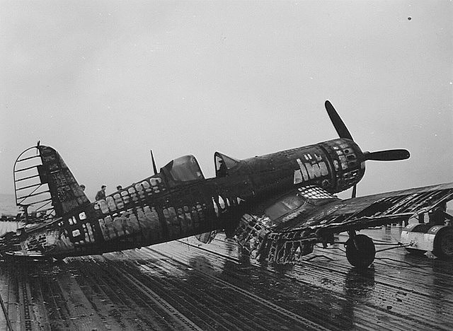 F4U-1DCorsairaircraftofVBF-6isburningontheflightdeckofUSSHancockCV-19LTJGRobertBGrahamUSNwasfatallyinjured1945_zps8d2a56f3 (Copiar)