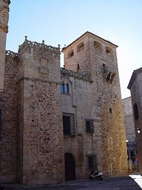 220px-Caceres_palacio_de_los_Golfines_de_Abajo 220px-Caceres_palacio_de_los_Golfines_de_Abajo