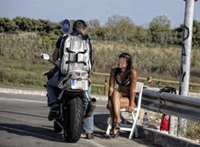 motorista_parado_junto_prostituta motorista_parado_junto_prostituta