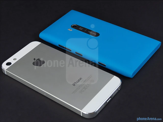 Apple-iPhone-5-vs-Nokia-Lumia-900-012