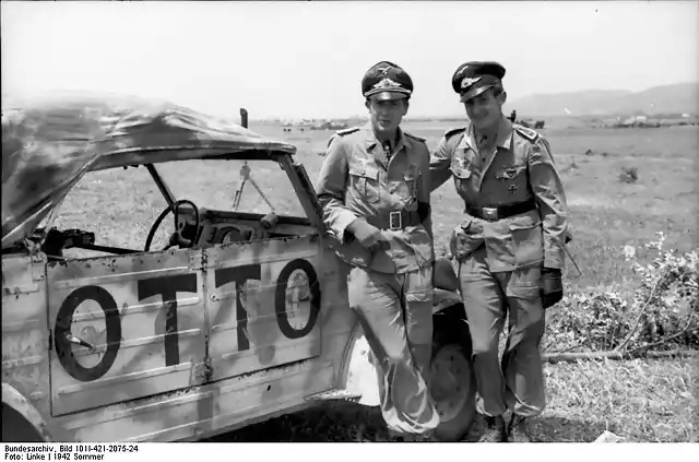 Bundesarchiv_Bild_101I-421-2075-24,_Nordafrika,_Hans-Joachim_Marseille_neben_VW-Kbelwagen