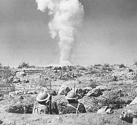 Soldados sudafricanos observan el bombardeo de una posicin en Gazala.