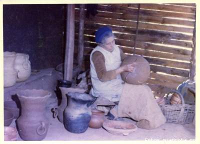 La Sra. Mercedes Gonzlez, artesana en greda de El Copao, ao 1976.