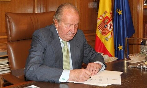 58959_rey-juan-carlos-firmando-abdicacion-jefe-del-estado_m 58959_rey-juan-carlos-firmando-abdicacion-jefe-del-estado_m