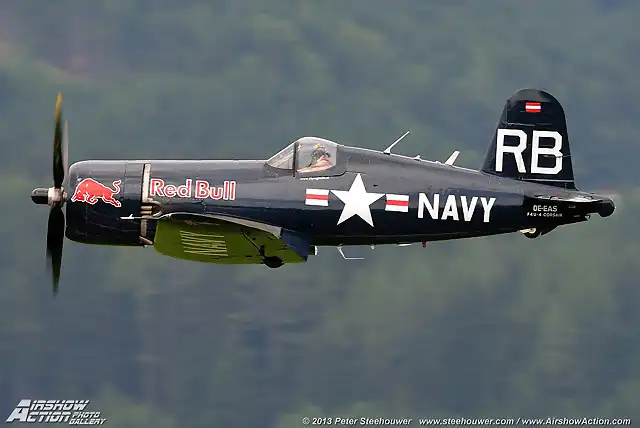 Bonita fotografia de un Vought F4U-4 Corsair de la Red Bull Air Force