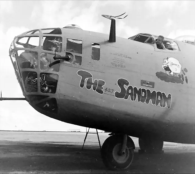 42-40402-B-24D-Liberator-9AF-98BG345BS-W-The-Sandman-over-nose-art-left-side-1943-eBay-01 42-40402-B-24D-Liberator-9AF-98BG345BS-W-The-Sandman-over-nose-art-left-side-1943-eBay-01