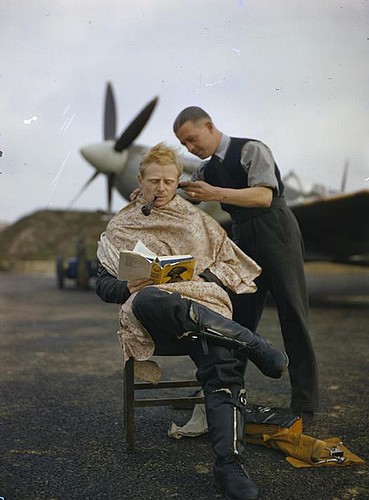 Piloto de la RAF aprovechando el tiempo entre misiones.1942