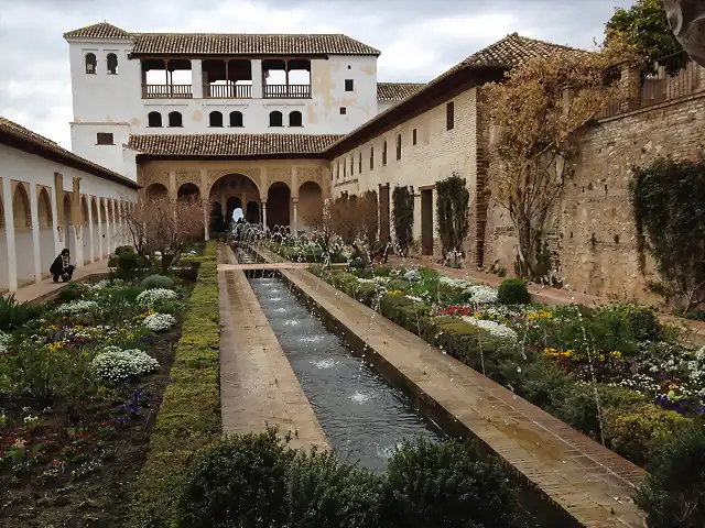 Generalife_gardens_in_Alhambra,_Granada_(7068992009)