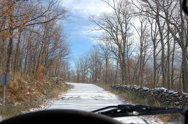 La carretera con nieve virgen