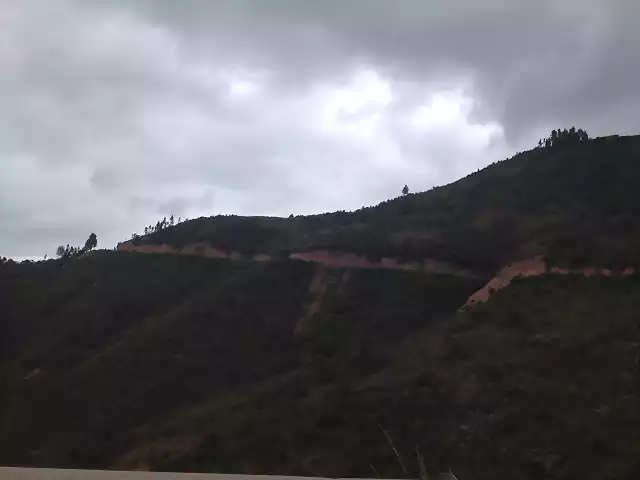 La carretera a la ladera de la montaña