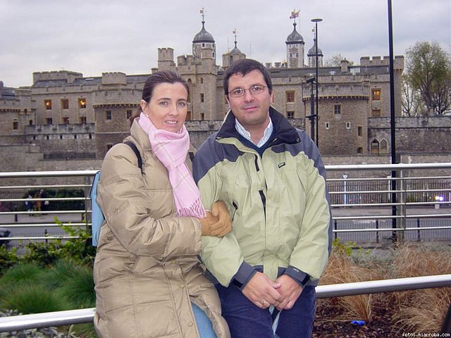 PUES AQU MI MARIDO Y YO FRENTE A LA TORRE DE LONDRES