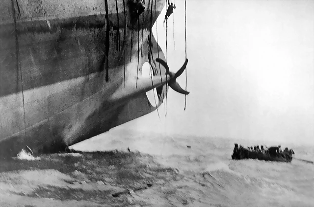 evacuando un vapor despues de ser torpedeado por un submarino alemn