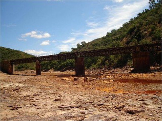 Rio Tinto seco.puente de manantiales
