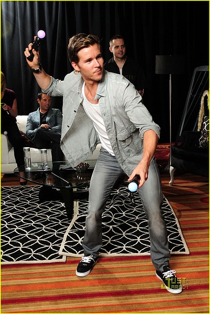 ryan-kwanten-playstation-move-03