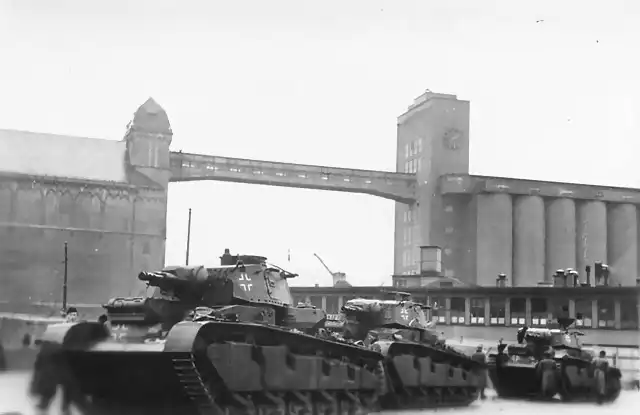 Bundesarchiv_Bild_183-L03744,_Norwegen,_Oslo,_Deutsche_Panzer_im_Hafen