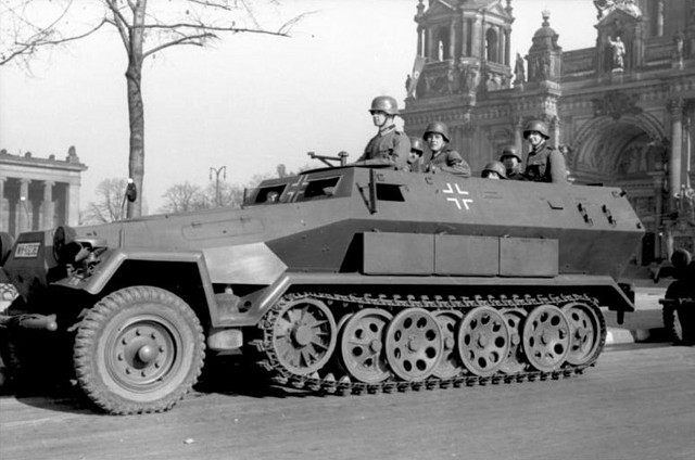 Bundesarchiv_Bild_101I-801-0664-37%2C_Berlin%2C_Unter_den_Linden%2C_Sch%C3%BCtzenpanzer Bundesarchiv_Bild_101I-801-0664-37%2C_Berlin%2C_Unter_den_Linden%2C_Sch%C3%BCtzenpanzer