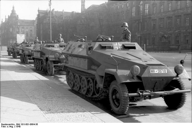 Bundesarchiv_Bild_101I-801-0664-36%2C_Berlin%2C_Unter_den_Linden%2C_Sch%C3%BCtzenpanzer Bundesarchiv_Bild_101I-801-0664-36%2C_Berlin%2C_Unter_den_Linden%2C_Sch%C3%BCtzenpanzer