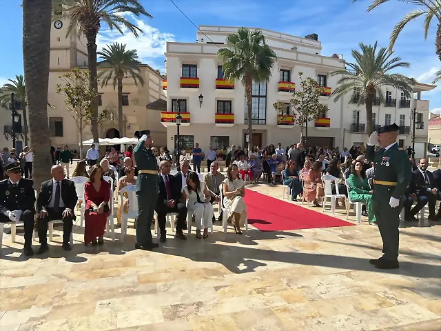 El teniente y el sargento de la Guardia Civil durante el acto castrense