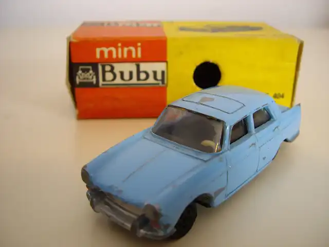 5c Peugeot 404 celeste (serie 10) chasis transparente