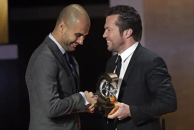 Guardiola y su trofeo