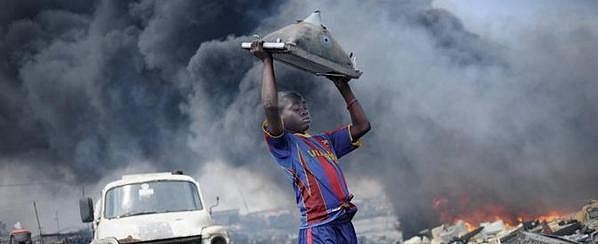 Barsa y el nio con el televisor en Ghana