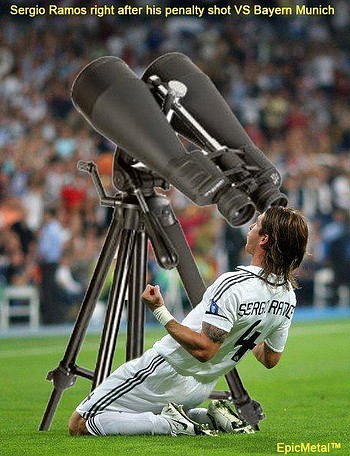 Sergio Ramos busca su balon...