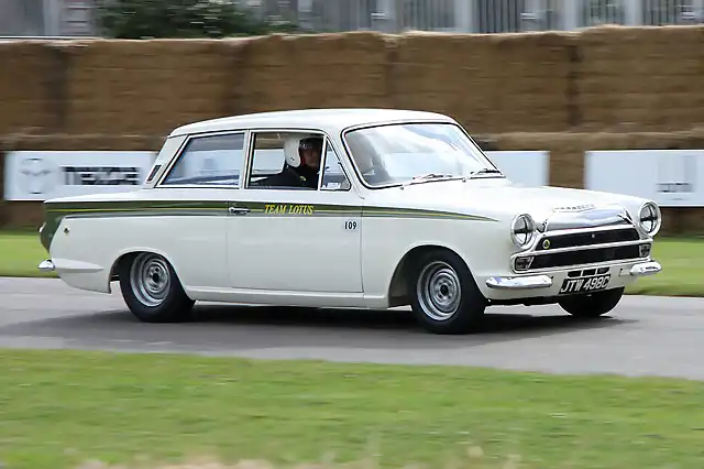 800px-Ford_Lotus_Cortina_MK1_-_Flickr_-_exfordy