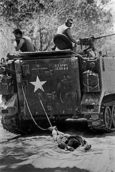 1966 Las tropas americanas arrastran el cuerpo de un soldado Viet Cong en Tan Bihh, Vietnam del Sur.