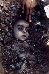 1984 Nio muerto por el gas venenoso tras la explosin de la planta qumica Union Carbide, en Bhopal, India.