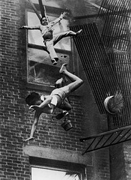 1975 Una mujer y una nia se lanzan por la ventana para escapar del incedio de su casa en un edificio de apartamentos de Boston, USA.