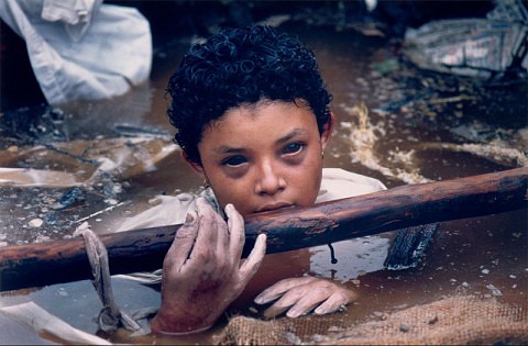 1985 La nia de 12 aos, Omayra Sanchez, atrapada entre los restos causados por la irrupcin del volcn Nevado del Ruiz, en Armero, Colombia.