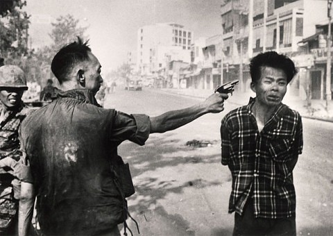 1968 El jefe de polica sudvietnamita Nguyen Ngoc Loan ejecuta a un sospechoso del Viet Cong en Saign.