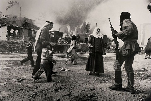 1976 Refugiados palestinos se refugian en el districto La Quarantaine de Beirut, Lbano.