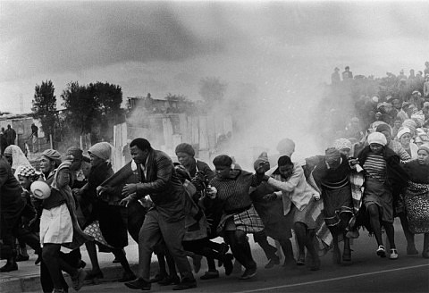 1977 La polica desaloja con botes lacrimgenos el guetto de Modderdam, Cape Town, Sudfrica, donde sus habitantes protestan contra la demolicin de sus casas.