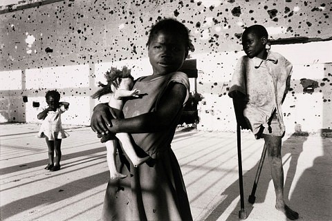 1996 Vctimas de minas antipersonales en Kuito, Angola, un pueblo donde muchas personas fueron asesinadas y traumatizadas durante la guerra civil.