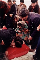 1988 Boris Abgarzian se aflije de dolor por la muerte de su hijo, de 17 aos, vctima de un terremoto en Armenia, en la antigua Unin Sovitica.